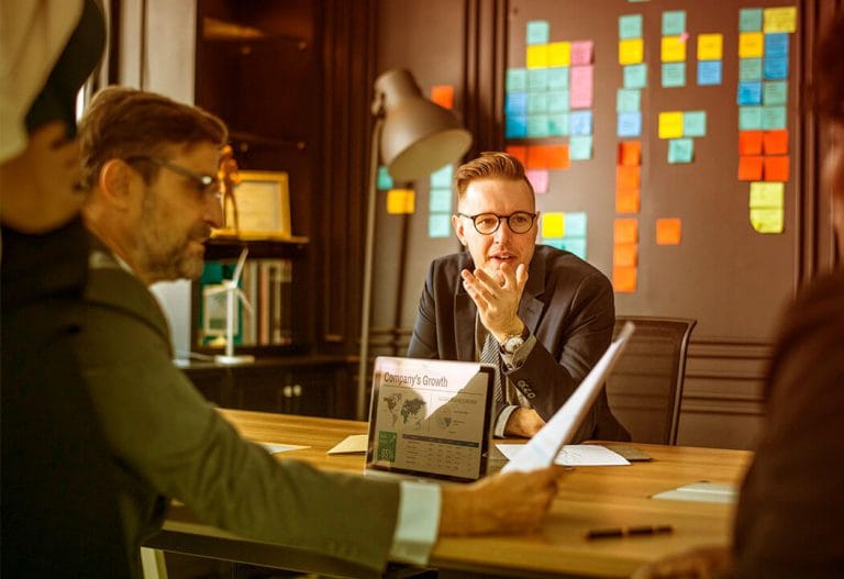 Contratar uma agência de marketing digital ou montar sua própria equipe?